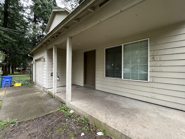 Foto del edificio - Spacious Home with 4 Bedrooms, Fireplace & Attached Garage