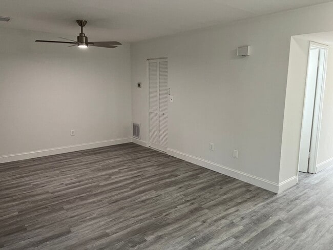 Building Photo - Updated Townhouse In Herndon
