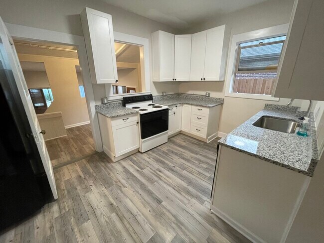 Kitchen - 2742 W Denver Plz