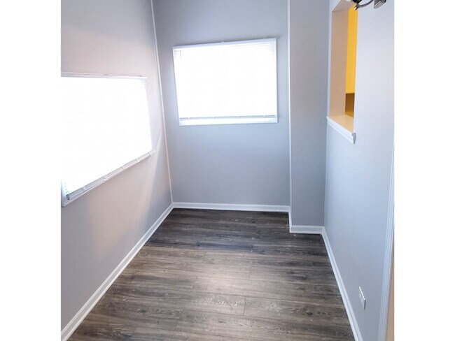 Foto del edificio - 4920 W Potomac Ave