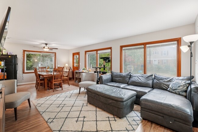 Photo - 5000 Quebec St House