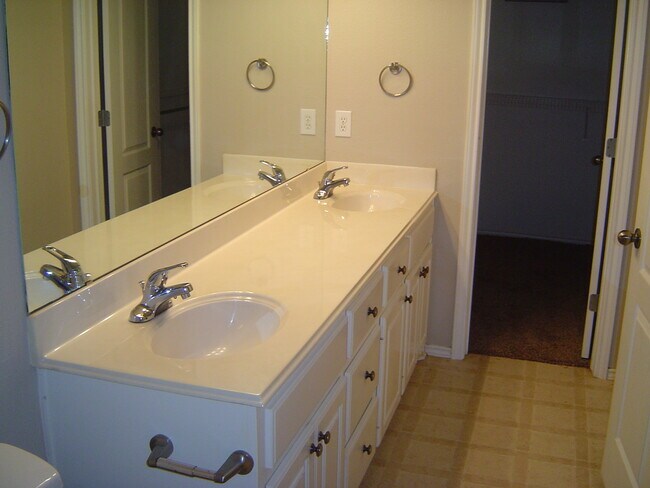 Foto del edificio - Half Off 1st Full Month's Rent with 12 mon...