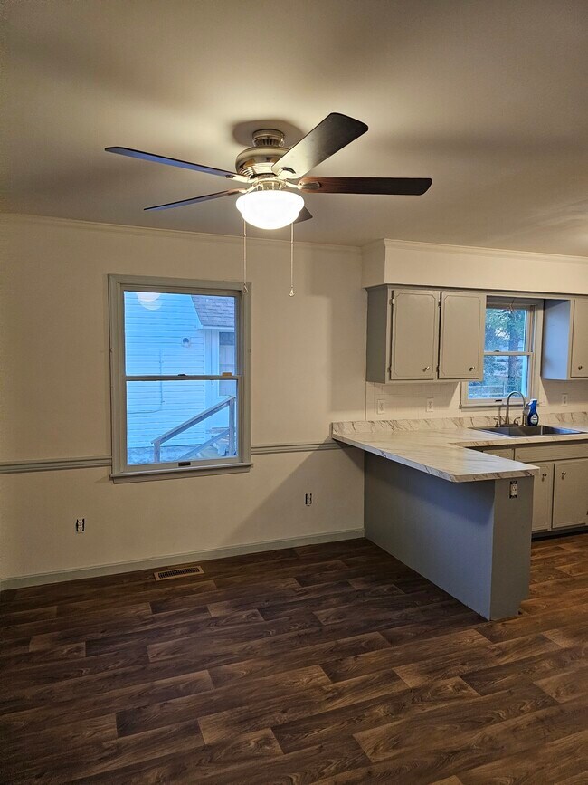 Building Photo - 105 Maple Ave