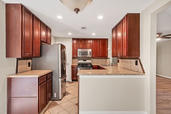 Foto del edificio - Multi-generational home available for leas...