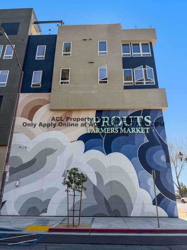 Building Photo - 3 Bed / 2.5 Bath | 1,362 Sq Ft | Prime Downtown San Leandro Location | Walkable + Parking