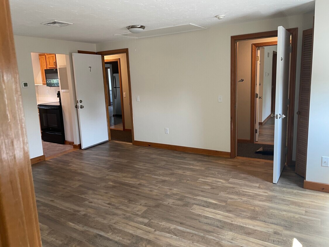 Foto principal - 574 State Rd