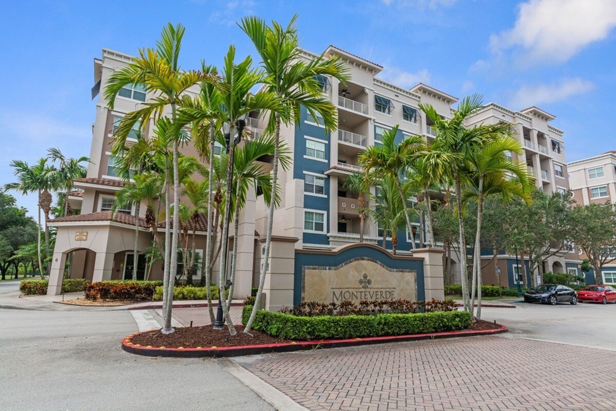 Apartment In Renaissance Commons