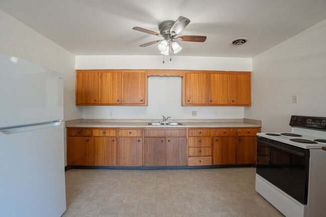 Building Photo - 2113 Lake Point Dr