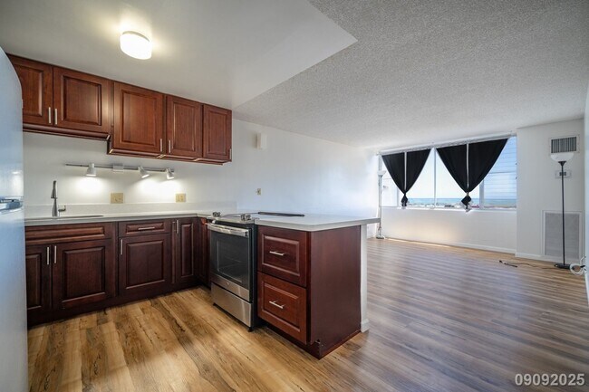 Foto del edificio - Secure 1bd/1ba/1pkg in Harbor Ridge - $270...