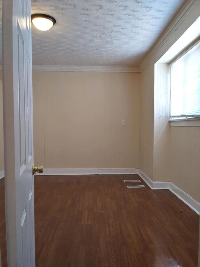 Foto del edificio - 3 Bedroom House, 1 Bed Downstairs, 2 Bed a...