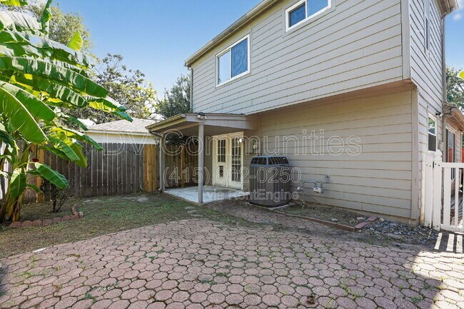 Foto del edificio - 5907 Cinnamon Creek Cir
