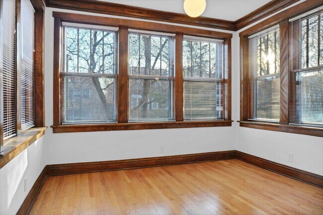 Building Photo - 1402 W Warner Ave