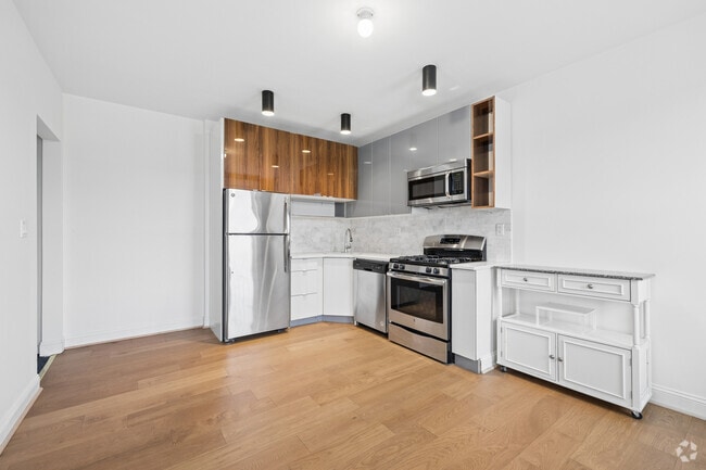 1BR, 1BA - 560SF - Kitchen - The Kensington at 516 Orange St!