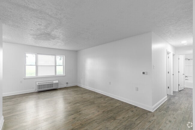 2BR, 1BA - 840SF - Living Room - Sunset Hargraves Ridgely
