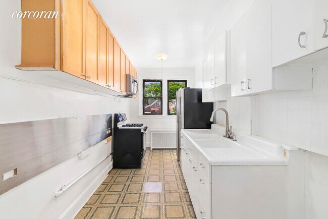 Building Photo - 36-22 Crescent St