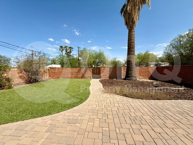 Building Photo - 841 E Seneca St