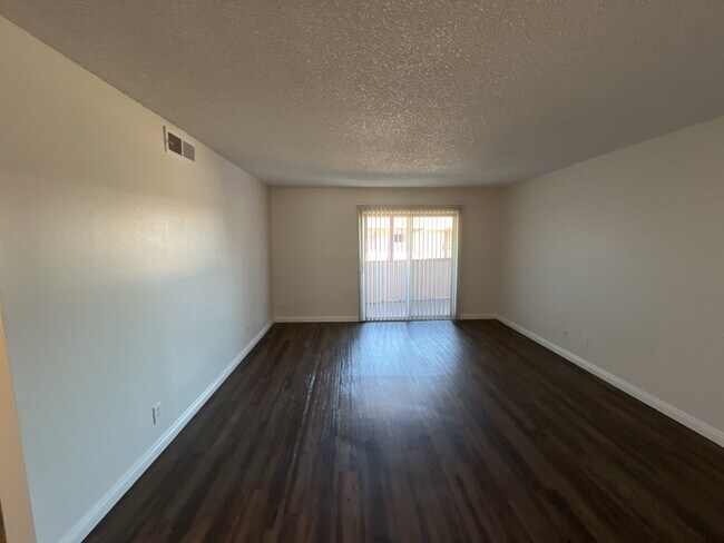 Foto del edificio - 2 bedroom 2 bathroom second level unit cen...