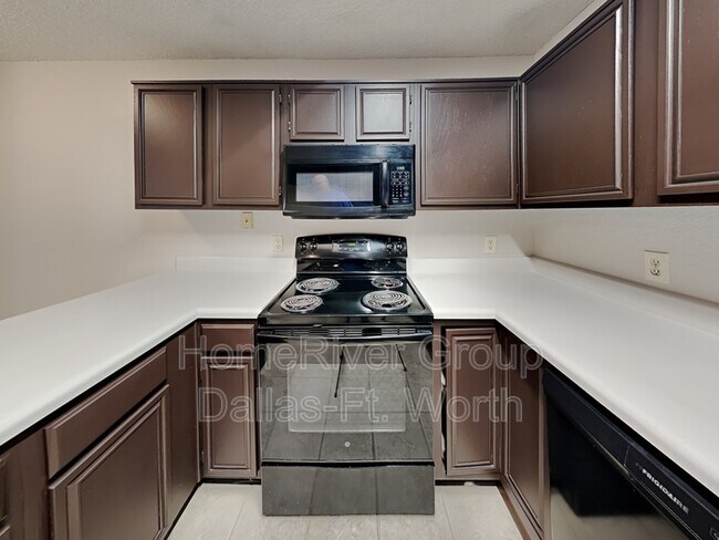 Foto del edificio - 7929 Gardengate Ln