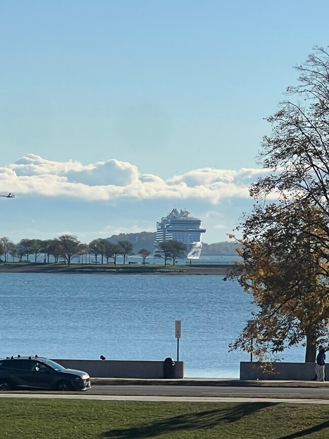 Building Photo - 53 Farragut Rd