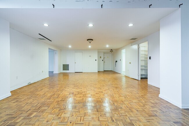 Foto del edificio - 27 W Clinton Ave