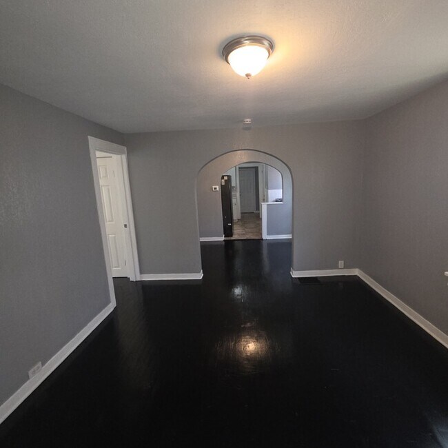 Building Photo - Cozy 3 bedrooms and 1 full bath home located on S Willow Ave in Independence, MO