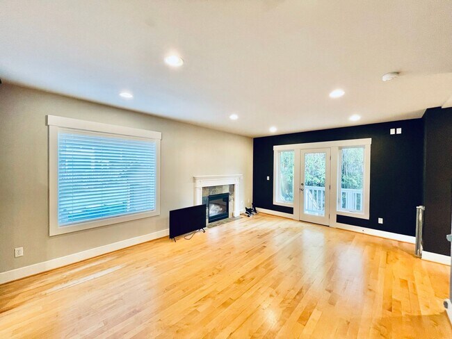 Foto del edificio - North Lake Town home with Attached Garage!