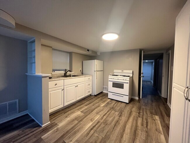 Building Photo - 3218 Oak Ave