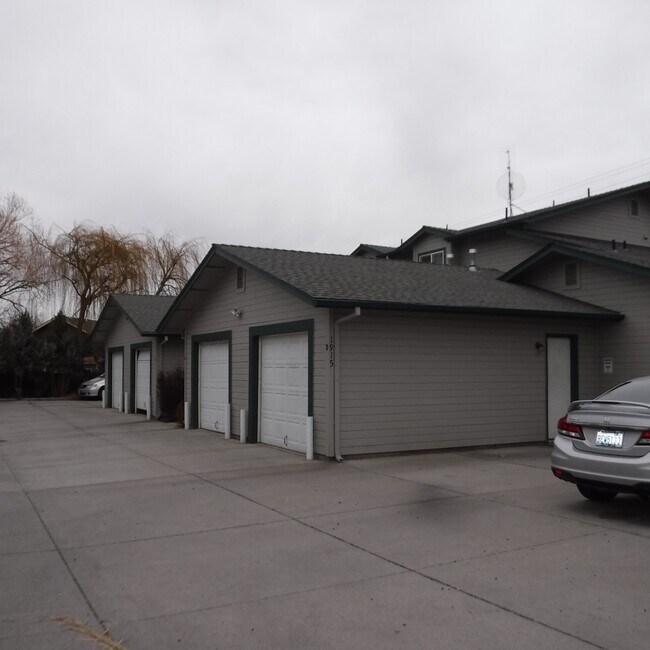 Foto del edificio - Single Level 2 Bed/2 Bath End Unit with Garage - Hemlock Ave