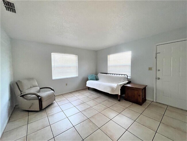 Foto del edificio - 11332 Walsingham Rd