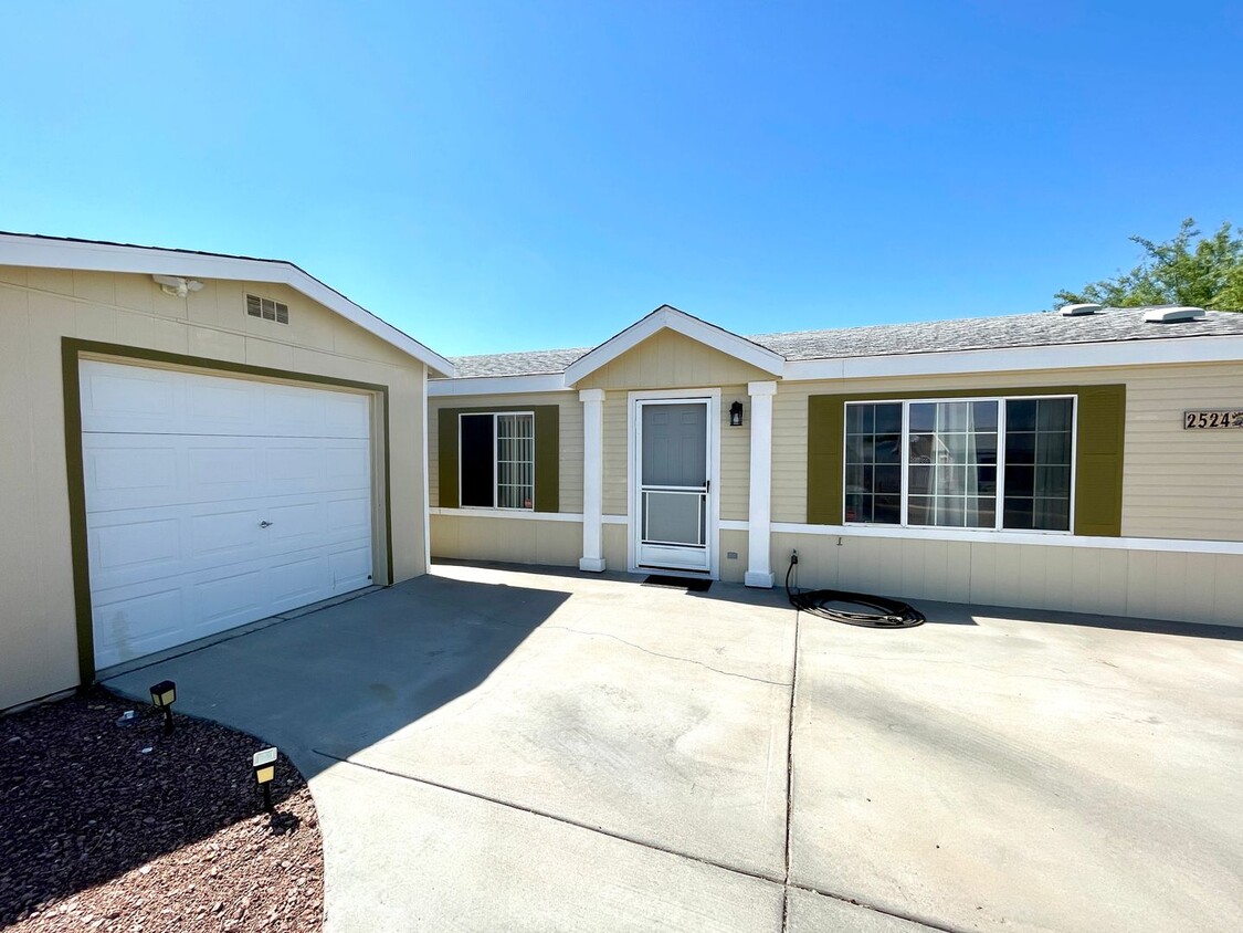 Primary Photo - Great 2 Bedroom 2 Bath Home in Sunrise Vis...