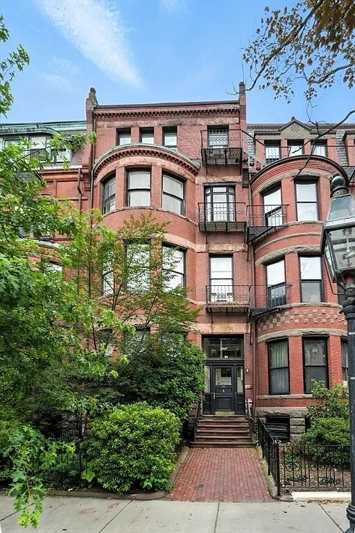Building Photo - 388 Marlborough St
