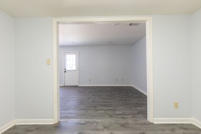 Building Photo - 3 bed 2.5 bsth
