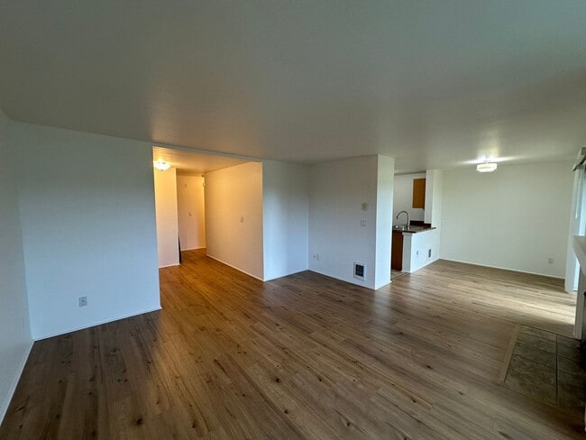 Building Photo - Sterling Heights Condo - Bellevue