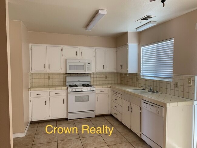 Building Photo - Tulare - Duplex