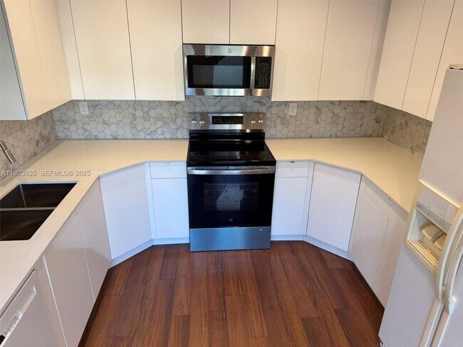 Building Photo - 4710 SW 67th Ave