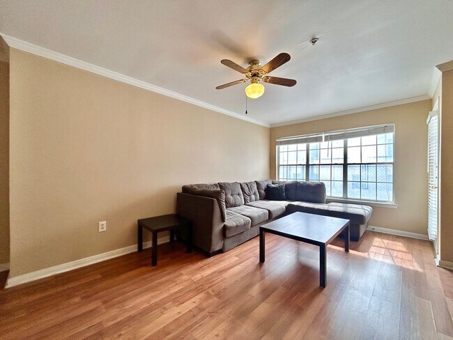 Foto del edificio - Light-Filled 2BR/2BA with Balcony in Austin