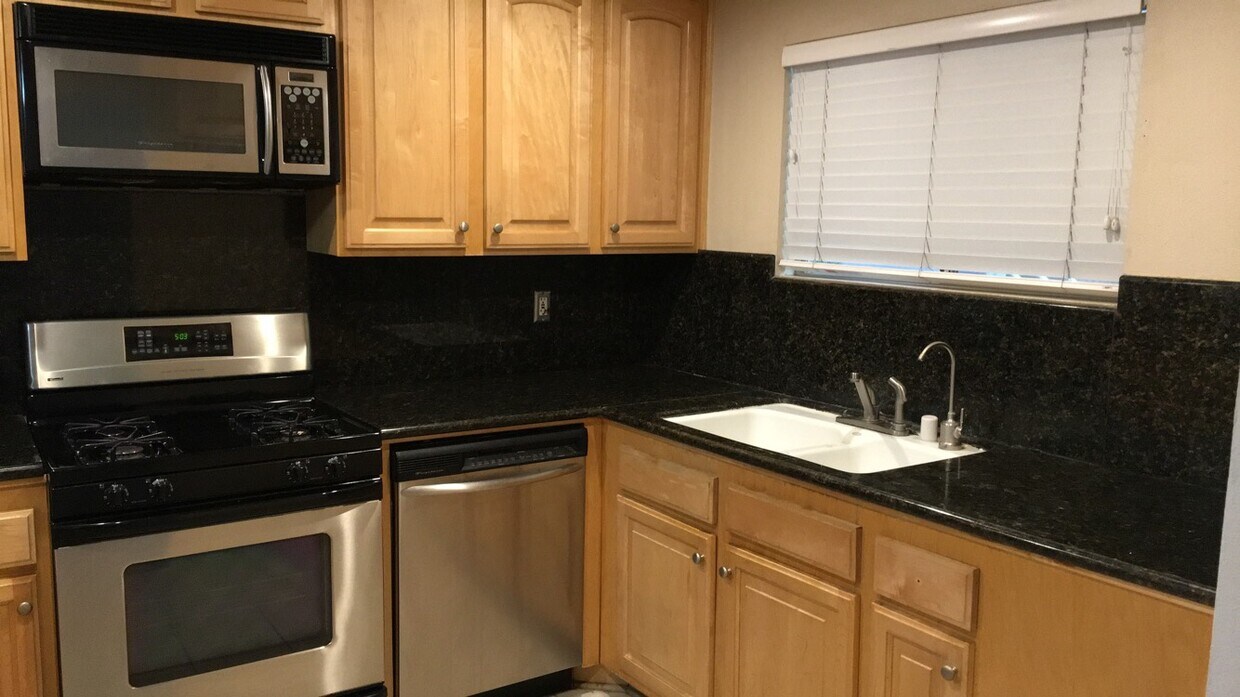 Foto principal - 2915 Montrose Ave