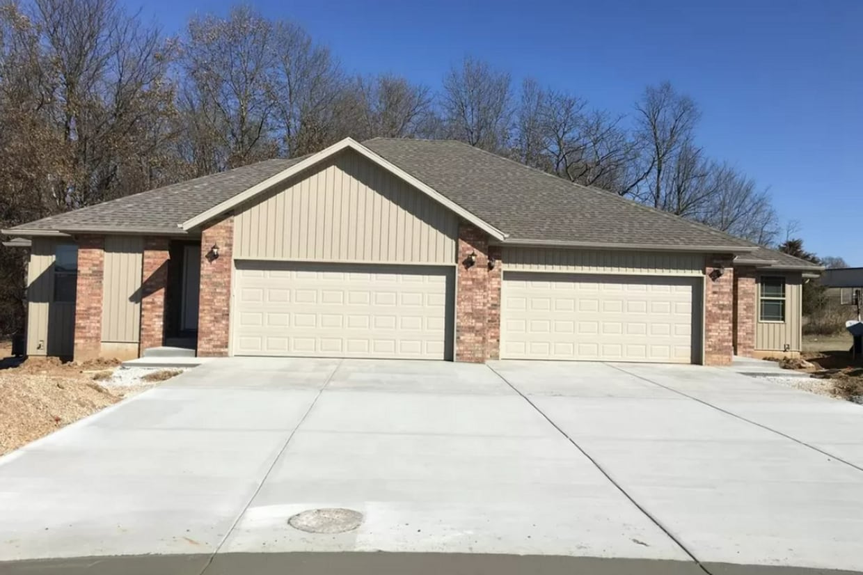 Foto principal - 3 Bedroom Duplex Rental in Springfield!