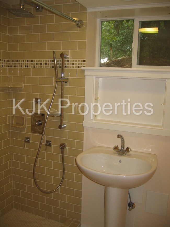 Building Photo - 5960 SE Flavel Dr