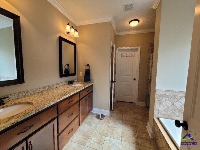 Building Photo - 104 Loneoak Trl