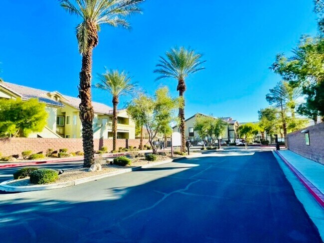 Foto del edificio - WONDERFUL 2 BED CONDO W/ ATTACHED GARAGE IN GATED COMMUNITY!
