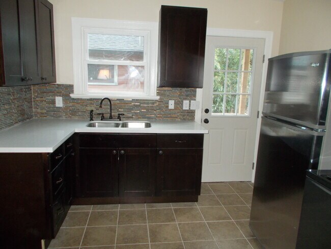 Building Photo - Squire Park/Cherry Hill 2 Bedroom, 1 Bath ...