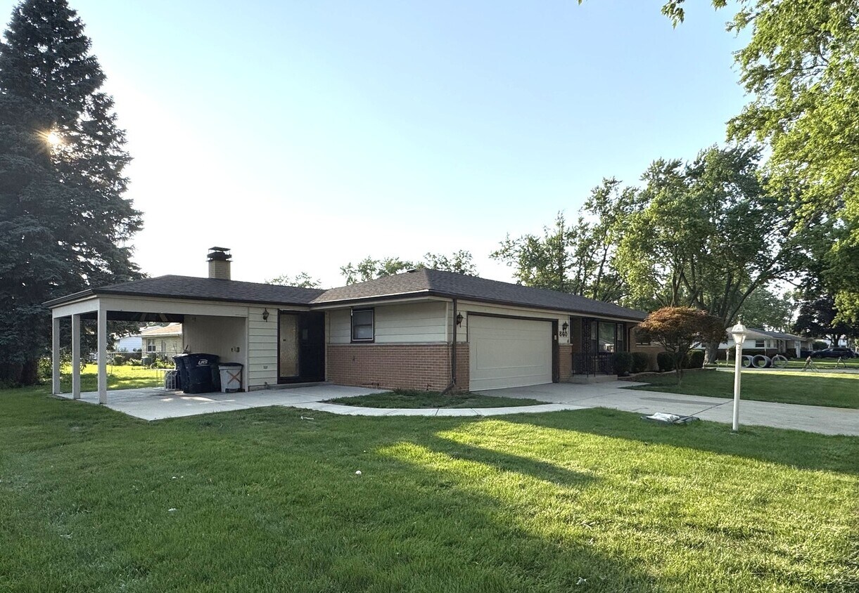 Primary Photo - 860 Madelyn Dr