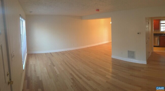 Foto del edificio - 105 Longwood Dr