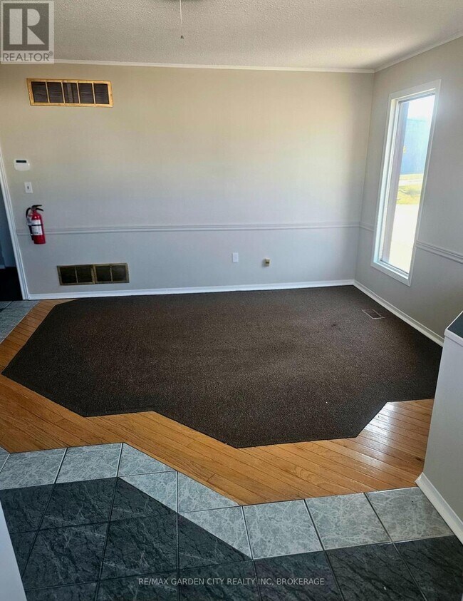 Photo du bâtiment - 215 Roberts Rd