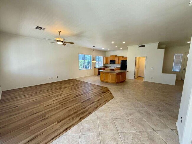 Building Photo - 885 W Aloe Pl