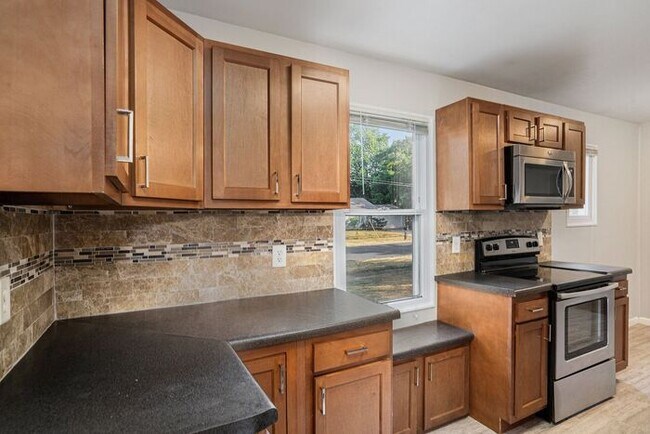 Foto del edificio - Charming, remodeled 4-Bed/1-Bath 1500 sqft...