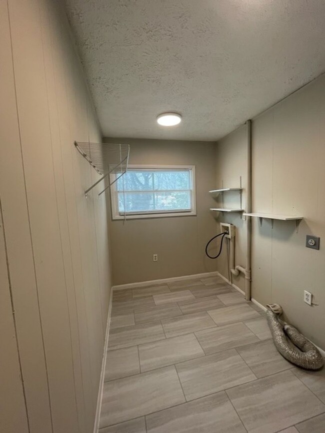 Building Photo - Cute 3-bedroom Home Near OTC and Drury!
