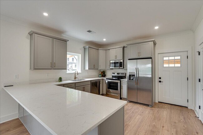 Foto del edificio - New Highland Park 6 Bedroom!