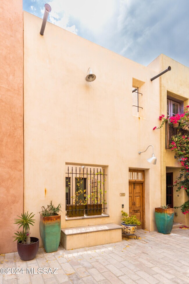 Building Photo - 877 W Calle de Los Higos